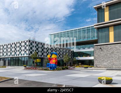 Billund, Danimarca. 12th Apr 2022. All'esterno degli edifici LEGO® Campus recentemente aperti a Billund, in Danimarca, tra cui una minifcifra molto grande Lego. Credit: Thomas Faull/Alamy Live News Foto Stock