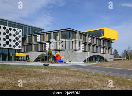 Billund, Danimarca. 12th Apr 2022. All'esterno degli edifici LEGO® Campus recentemente aperti a Billund, in Danimarca, tra cui una minifcifra molto grande Lego. Credit: Thomas Faull/Alamy Live News Foto Stock