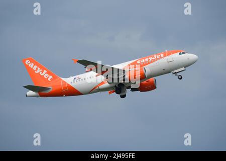 EasyJet Europe Airline GmbH Airbus A319 decollo nel mese di aprile 2022 con una registrazione austriaca OE-LQN Foto Stock