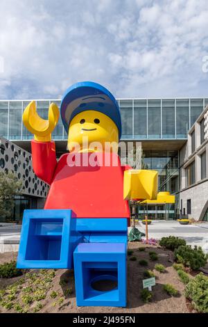 Billund, Danimarca. 12th Apr 2022. All'esterno degli edifici LEGO® Campus recentemente aperti a Billund, in Danimarca, tra cui una minifcifra molto grande Lego. Credit: Thomas Faull/Alamy Live News Foto Stock