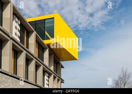 Billund, Danimarca. 12th Apr 2022. All'esterno degli edifici LEGO® Campus recentemente aperti a Billund, in Danimarca, tra cui una minifcifra molto grande Lego. Credit: Thomas Faull/Alamy Live News Foto Stock