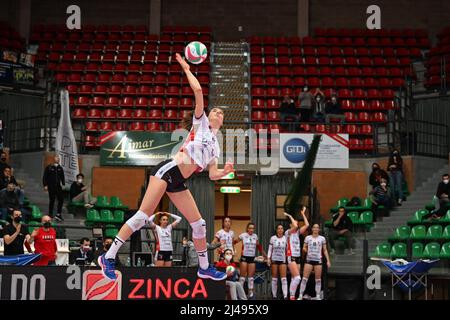 Cuneo, Italia. 12th Apr 2022. Gicquel Lucille (Bosca Cuneo) durante il Play Off - Bosca S. Bernardo Cuneo vs Igor Gorgonzola Novara, Pallavolo Italiana Serie A1 Donne Match a Cuneo, Italia, Aprile 12 2022 Credit: Agenzia fotografica indipendente/Alamy Live News Foto Stock