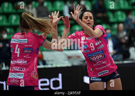 Palazzo dello Sport, Cuneo, Italia, 12 aprile 2022, Britt Herbots (Igor Gorgonzola Novara) e Caterina Bosetti (Igor Gorgonzola Novara)&#XA; festeggia Foto Stock