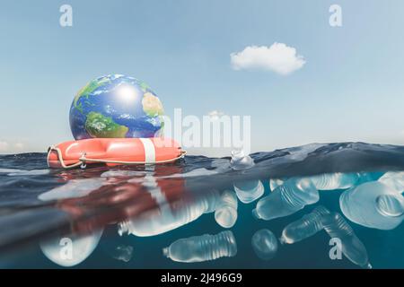 Globo su salvagente rosso che galleggia sulla superficie dell'acqua in mare contaminato con bottiglie di plastica usate contro il cielo blu in natura. 3d rendering Foto Stock