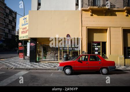 Cordoba, Argentina - Gennaio 2020: Vecchia Fiat Regata rossa è parcheggiata all'angolo della strada vicino al ristorante sotto il cartello di parcheggio Foto Stock