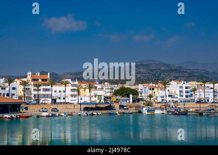 Porto e villaggio, Les Cases d'Alcanar, Tarragona, Catalogna, Spagna Foto Stock