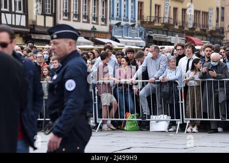 Il pubblico e i sostenitori attendono l'arrivo del candidato Emmanuel Macron nella sua riunione a Strasburgo. Le forze dell'ordine assicurano la dimostrazione e bloccano i dimostranti. In questo momento è presente una forte presenza di giovani. 13 aprile 2022, a Strasburgo, Francia nord-orientale. Foto di Nicolas Roses/ABACAPRESS.COM Foto Stock