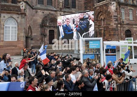 Il pubblico e i sostenitori attendono l'arrivo del candidato Emmanuel Macron nella sua riunione a Strasburgo. Le forze dell'ordine assicurano la dimostrazione e bloccano i dimostranti. In questo momento è presente una forte presenza di giovani. 13 aprile 2022, a Strasburgo, Francia nord-orientale. Foto di Nicolas Roses/ABACAPRESS.COM Foto Stock