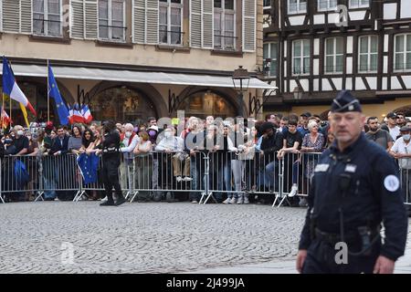 Il pubblico e i sostenitori attendono l'arrivo del candidato Emmanuel Macron nella sua riunione a Strasburgo. Le forze dell'ordine assicurano la dimostrazione e bloccano i dimostranti. In questo momento è presente una forte presenza di giovani. 13 aprile 2022, a Strasburgo, Francia nord-orientale. Foto di Nicolas Roses/ABACAPRESS.COM Foto Stock