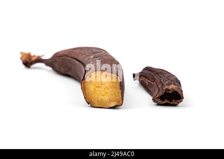 Banane troppo mature ed essiccate in sezione isolate su sfondo bianco Foto Stock