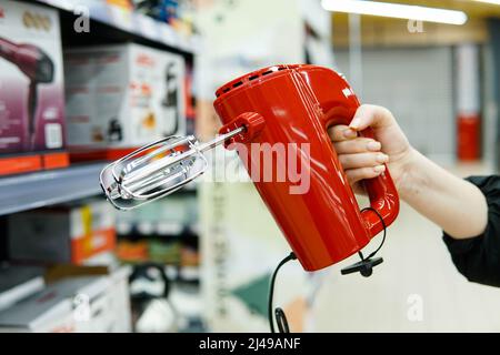 Cliente donna che sceglie il nuovo miscelatore della cucina nel deposito degli elettrodomestici. Primo piano. Foto Stock