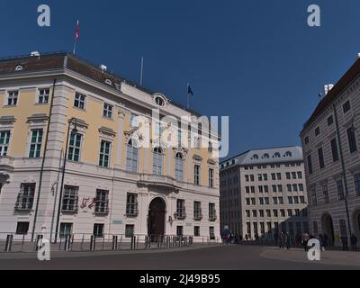 Vista della Cancelleria austriaca Bundeskanzleramt (BKA) situato a Ballhausplatz nel centro storico di Vienna, Austria, in una giornata di sole con la gente. Foto Stock