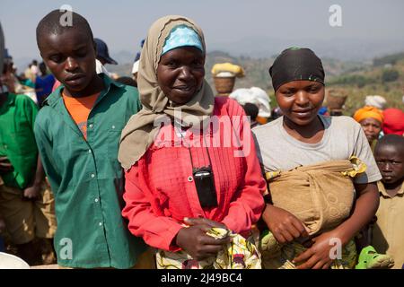 Zainab Nyirazirwanda, 45 anni, vedova il cui marito morì nel 1994. Ha due figli, Shadia Nzayisenga, figlia, 20 e figlio Issa Tuzimana, 17 e nipote, Maniraguha, 2. Prima del programma la sua agricoltura ha prodotto molto poco. Ora dai proventi della sua agricoltura ha comprato una mucca, polli, capre. Ha comprato terra per coltivare mais e vende sale e olio di palma nel mercato. Ha comprato un telefono cellulare e invia suo figlio alla scuola secondaria. Fotografia di Mike Goldwater Foto Stock