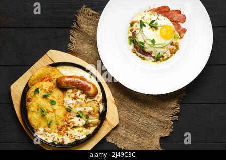 Vista dall'alto delle frittelle di patate con salsiccia tedesca fritta e fette di pancia di maiale Foto Stock