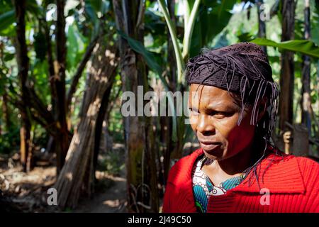 Genevieve, Manishimwe, 40, villaggio di Nyange, cella di Murambi, Gakenke disrict. Suo marito è stato ucciso nel genocidio, ha quattro figli, tra cui Diane, 7. È sieropositiva. Prima di entrare nel programma, si spostava da un luogo all'altro perché non aveva casa, e spesso aveva fame. Ora, con i proventi della sua agricoltura dopo la formazione del programma, si è costruita una casa, ha acquistato tre terreni, una mucca e due suini. Fotografia di Mike Goldwater Foto Stock