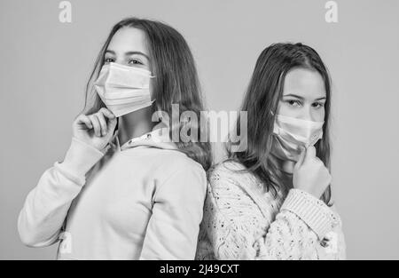 le ragazze teen indossano maschera respiratore mentre coronavirus pandemic quarantena, evitare il contatto Foto Stock