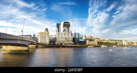 Panorama del London Bridge che attraversa il Tamigi, con il quartiere finanziario della City of London e la Torre di Londra. Estate nella capitale. Foto Stock