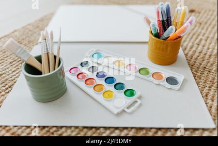 Carta acquerello, vernici e pennelli Foto Stock