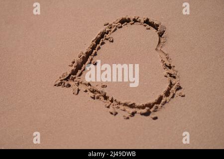 Disegnato cuore su sabbia bagnata sulla spiaggia Foto Stock