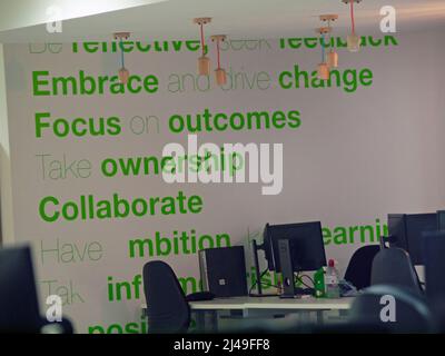 Parole ispiratrici su un muro di uffici a Brighton Foto Stock