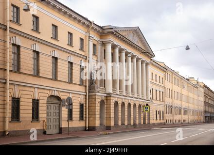 Edificio principale dell'ex caserma del reggimento della guardia di cavalleria in via Shpalernaya (1803), San Pietroburgo, Russia Foto Stock