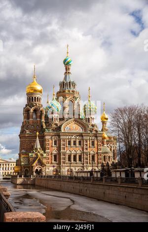 Chiesa del Salvatore sul sangue versato (Spas-na-Krovi) illuminata dal sole del mattino, San Pietroburgo, Russia Foto Stock