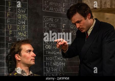 Londra, Regno Unito. 13 aprile 2022. (L) Timothy Styles (Alan Turing) e Christopher Styles (Charles Richards) si esibiscono in una fotocall per “illeciti Signals Bletchley”, una coproduzione tra Parabolic Theatre e Mechanical Thought, dove il pubblico lavora insieme a personaggi famosi del codice governativo di Bletchley Park e della Cipher School per rompere L'ENIGMA. Lo spettacolo si svolge presso LA CRIPTA della Chiesa di San Pietro a Bethnal Green dal 2 al 28 maggio 2022. Credit: Stephen Chung / Alamy Live News Foto Stock