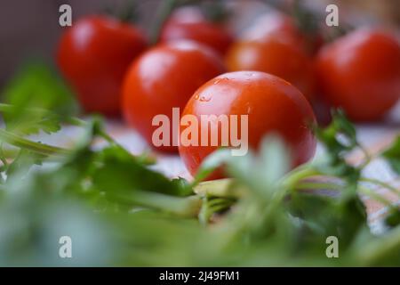 Pomodori freschi sdraiati sul tavolo con luce naturale. Primo piano Foto Stock