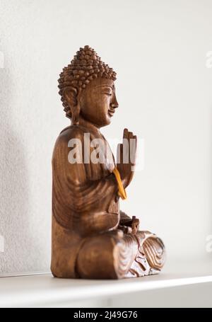 Statua del Buddha Siddharha Gautama in legno come decorazione interna Foto Stock