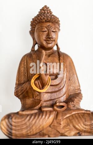 Statua del Buddha Siddharha Gautama in legno come decorazione interna Foto Stock