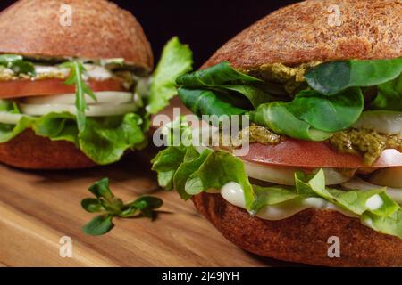 Buon Vegan Burger. Hamburger su un tavolo di legno. Foto Stock