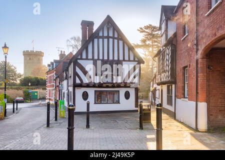 17 Gennaio 2022: Warwick, Regno Unito - Oken's House, Warwick, Regno Unito - bellissimo edificio Tudor nella città di Warwick, Inghilterra. Il castello può essere visto nel bac Foto Stock