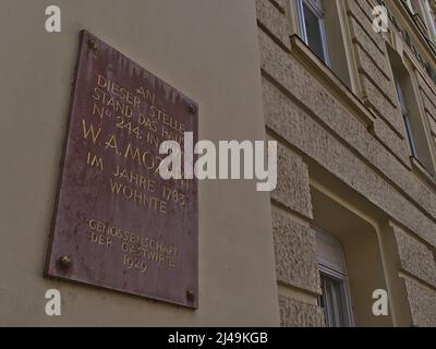 Vista del cartello d'informazione in piazza Judenplatz nel centro storico di Vienna, Austria. Testo: W.A. Mozart visse qui nel 1783 in un ex edificio. Foto Stock