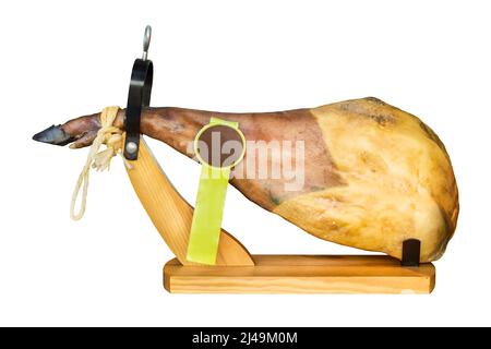 Tradizionale prosciutto spagnolo gamba di maiale su un piedistallo di legno isolato su uno sfondo bianco Foto Stock