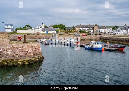 Barche ormeggiate nel porto di Cromarty sulla Black Isle a Ross e Cromarty, Highland, Scozia, Regno Unito Foto Stock