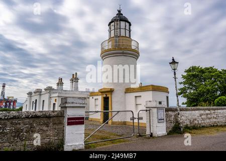 Smantellato Cromarty Lighthouse nella città costiera di Cromarty sulla Black Isle a Ross e Cromarty, Highland, Scozia, Regno Unito Foto Stock