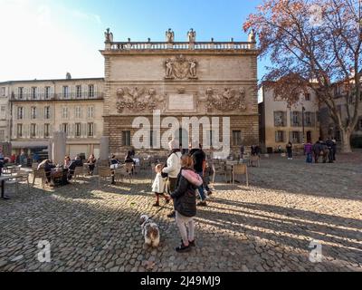 Avignone, Francia - Dicembre, 2021 : Piazza del Palazzo del Papa durante la pandemia, una grande spianata con turisti e abitanti locali a piedi nella giornata d'inverno Foto Stock