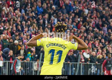 Monaco di Baviera, Germania. 12th Apr 2022. Samuel Chukwueze, FC Villarreal Nr. 11 celebra il suo obiettivo, felice, ridere, celebrazione, 1-1 nella partita FC BAYERN MUENCHEN - FC VILLARREAL 1-1 del calcio UEFA Champions League, quarto finale nella stagione 2021/2022 a Monaco di Baviera, 12 aprile 2022. Viertelfinale, FCB Credit: Peter Schatz/Alamy Live News Foto Stock