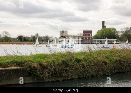 Woodberry Wetlands, Londra, Regno Unito. 13th Apr 2022. UK Meteo: Una calda giornata di primavera le Woodberry Wetlands nel nord di Londra. Credit: Alamy Live News Foto Stock