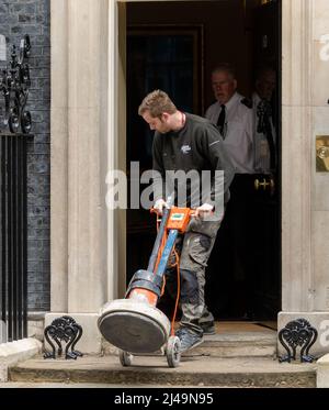 Londra, Regno Unito. 13th Apr 2022. Cleaning up 10 Downing Street, London UK Credit: Ian Davidson/Alamy Live News Foto Stock