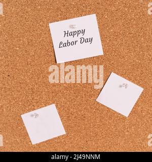 Gli adesivi vuoti sono inchiodati sulla tavola e con l'iscrizione Happy Labor Day Foto Stock