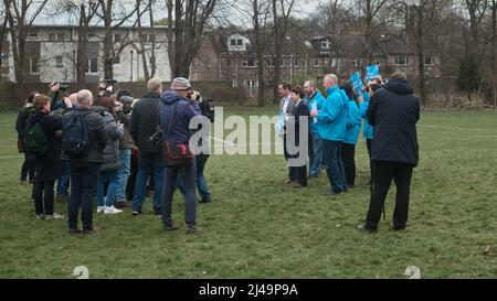 Edimburgo Scozia, Regno Unito Aprile 13 2022. Il leader del conservatore scozzese Douglas Ross si unisce a Ruth Davidson e ai sostenitori della campagna elettorale in vista delle elezioni locali scozzesi. Credit sst/alamy live news Foto Stock