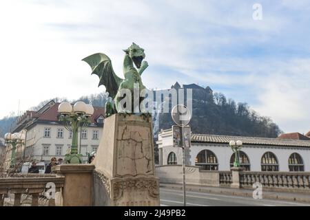 Lubiana: Ponte del drago, con il castello sullo sfondo. Slovenia Foto Stock