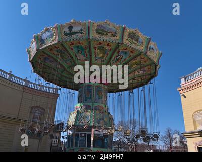 Vista della tradizionale giostra nel parco divertimenti Wurstelprater vicino a Wiener Prater a Vienna, in Austria, il giorno di sole nella stagione primaverile. Foto Stock