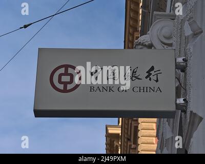 Vista ad angolo basso di un cartello con il logo della società bancaria Bank of China (BOC) sopra l'ingresso di una filiale a Vienna, Austria sulla facciata. Foto Stock