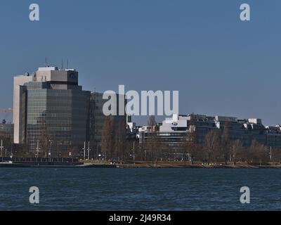 Vista della sede di Pensionsversicherungsanstalt (PVA), un'assicurazione pensionistica austriaca, a Vienna, in Austria, sulla riva del Danubio. Foto Stock