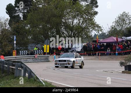 Rally storico Costa Brava 2022 - BMW M3 in gara nel tratto stradale cronometrato a Girona, Spagna Foto Stock