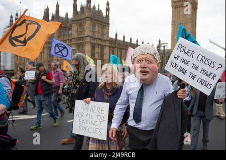 Londra, Regno Unito. 13th Apr 2022. I dimostranti del cambiamento climatico prendono parte a una marcia da Hyde Park a Westminster Bridge chiedendo al governo di intraprendere azioni immediate per porre fine alla dipendenza del Regno Unito dai combustibili fossili. Credit: claire doherty/Alamy Live News Foto Stock