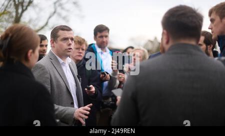 Edimburgo Scozia, Regno Unito Aprile 13 2022. Il leader del conservatore scozzese Douglas Ross si unisce a Ruth Davidson e ai sostenitori della campagna elettorale nella rete di Davidson in vista delle elezioni locali scozzesi nella foto Douglas Ross è interrogato dai giornalisti. Credit sst/alamy live news Foto Stock