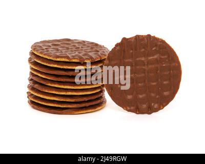 Pila di biscotti ricoperti di cioccolato al latte isolato su bianco Foto Stock